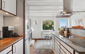 Kylskåp, ugn, diskmaskin och kaffe- och tebryggare