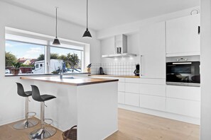 Kühlschrank, Mikrowelle, Ofen, Geschirrspüler