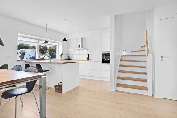 Fridge, oven, dishwasher, coffee/tea maker