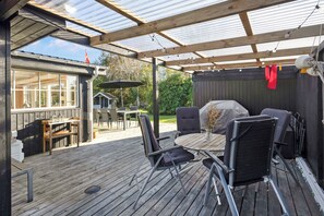 Outdoor dining - Lovely cottage in Hals 250 m to the beach (Hals)