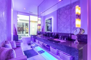 Haartrockner, Handtücher, Seife, Toilettenpapier