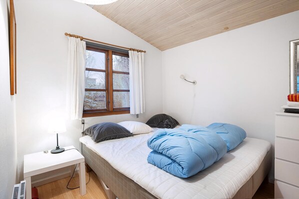 4 bedrooms, iron/ironing board, free WiFi, wheelchair access