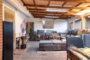 Una televisión, una chimenea