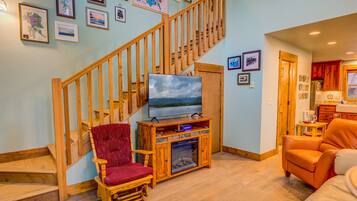 House | Living area | 52-inch Smart TV with digital channels, Netflix, Hulu
