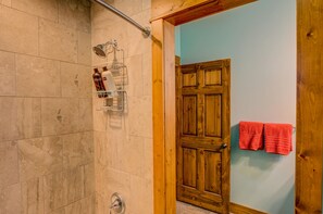 Casa | Baño | Secadora de cabello, piso con calefacción, toallas, jabón 