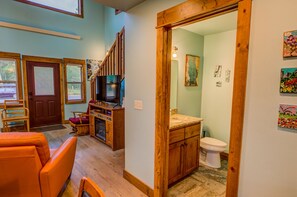 Maison | Coin séjour | TV connectée de 52 pouces avec chaînes numériques, Netflix, Hulu