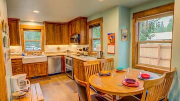 House | Private kitchen | Full-sized fridge, microwave, oven, stovetop