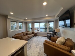 Smart TV, caminetto, libri