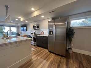 Frigorifero, microonde, forno, piano cottura