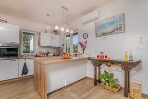 Fridge, oven, dishwasher, coffee/tea maker