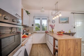 Fridge, oven, dishwasher, coffee/tea maker