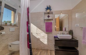 Shower, towels - Villa Josie with Pool and Terrace (Gabonjin)