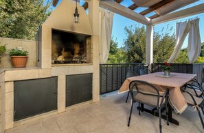Outdoor dining - Villa Josie with Pool and Terrace (Gabonjin)