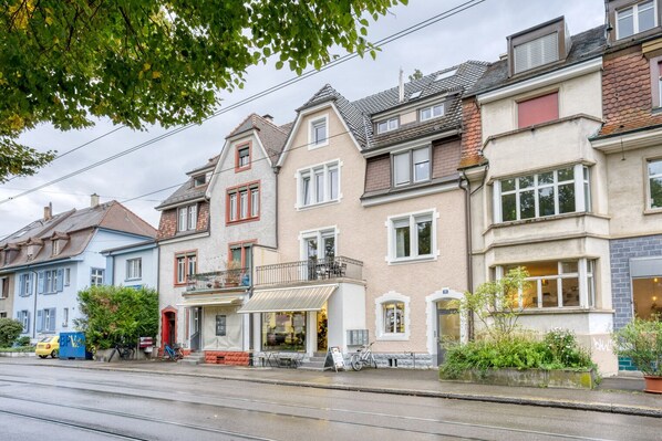 Exterior - Delightful Bachletten 3 Room w/ Storage, nr market, by Blueground (Basel)