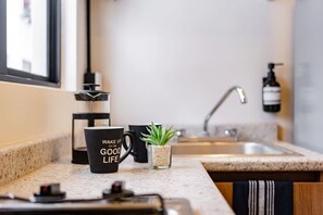 Kühlschrank, Mikrowelle, Herdplatte, Wasserkocher mit Kaffee-/Teezubehör