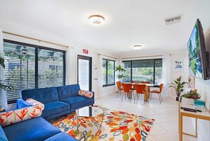 Smart TV - Downtown HWD Golf Retreat | Backyard + Near Beach (Hollywood)