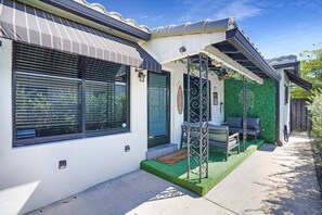 Terrace/patio - Downtown HWD Golf Retreat | Backyard + Near Beach (Hollywood)