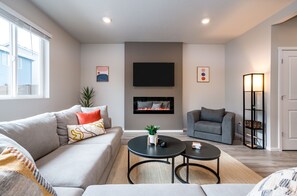 Smart-tv, eldstad och kontor