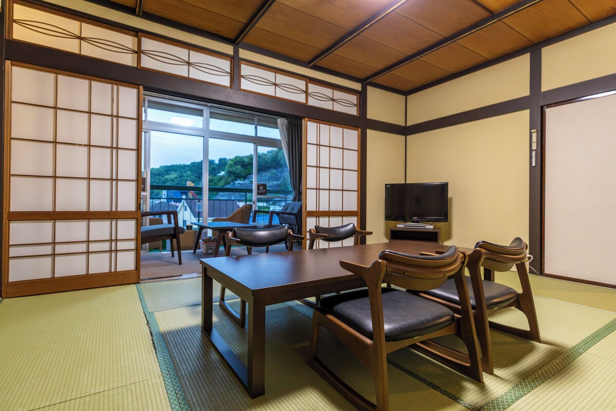 Standard Room | In-room safe, desk, laptop workspace, blackout drapes