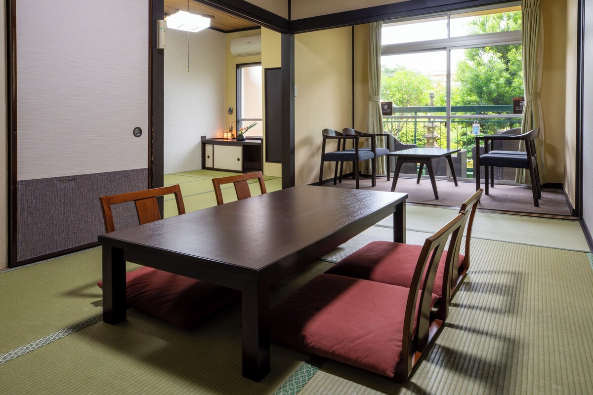Standard Room | In-room safe, desk, laptop workspace, blackout drapes
