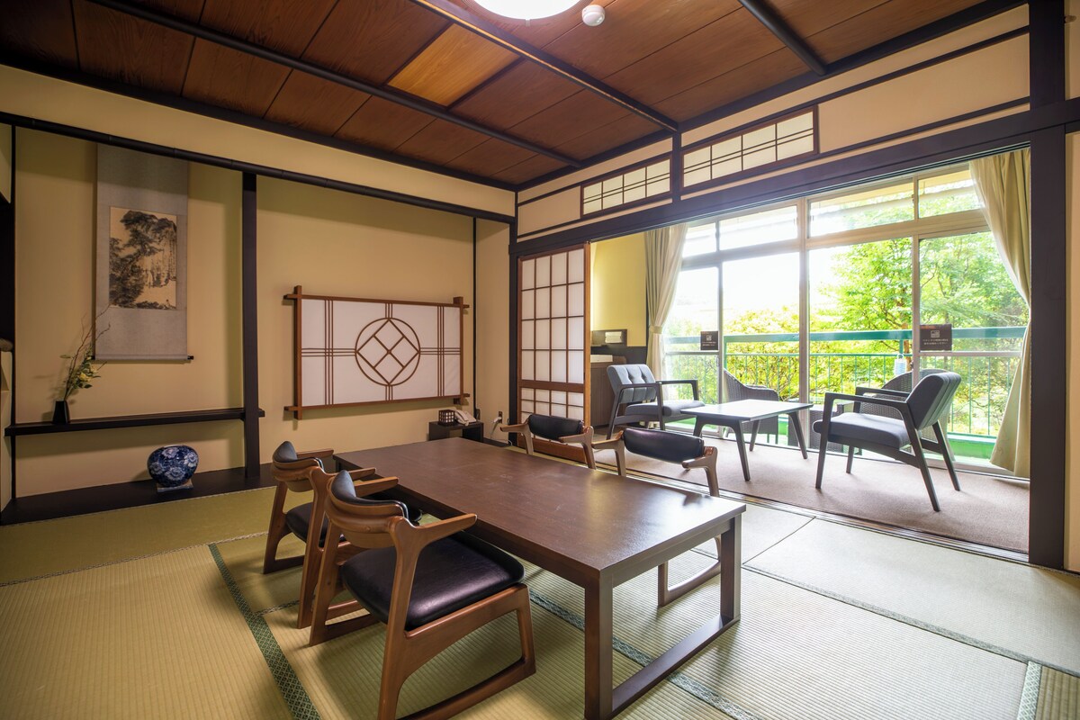 Standard Room | In-room safe, desk, laptop workspace, blackout drapes