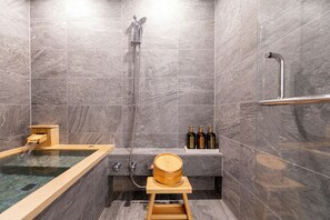 Deluxe Room | Bathroom | Free toiletries, slippers, bidet, towels - Koubounoyu Honten (Izunokuni)