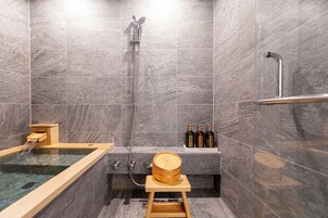 Artículos de tocador gratuitos, pantuflas, bidet, toallas