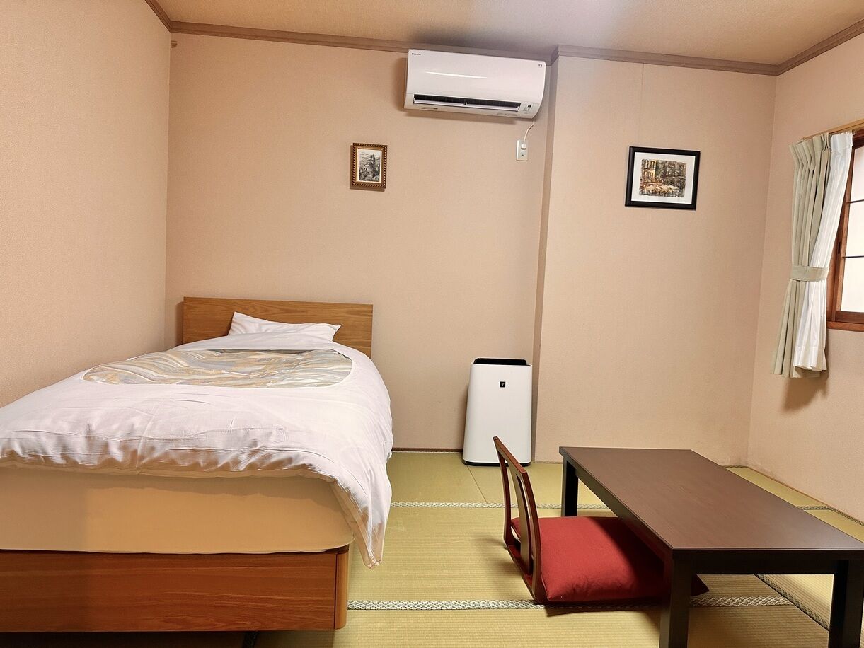 客房內保險箱、書桌、筆電工作空間、遮光布/窗簾