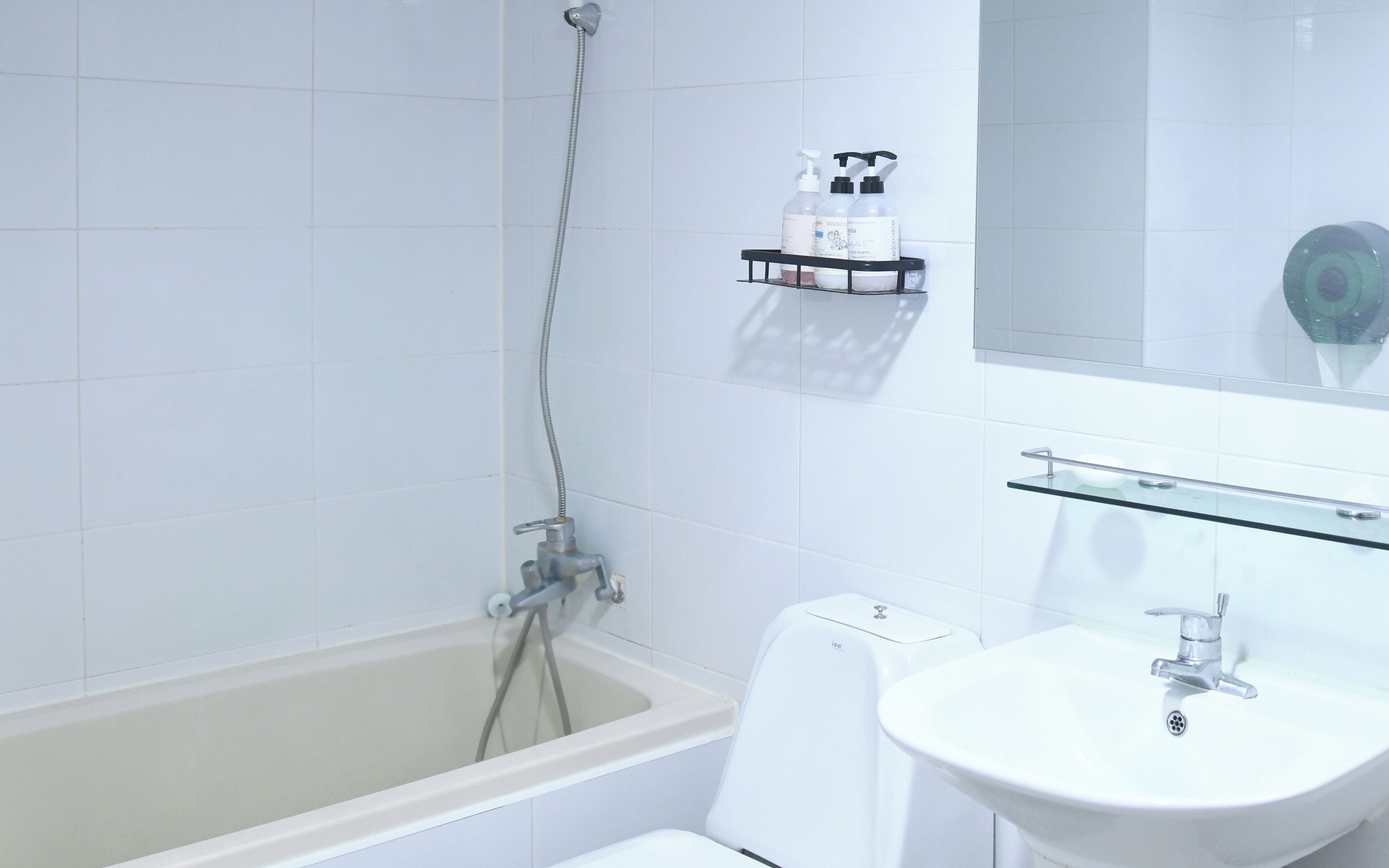 Deluxe Double Room, 1 Bedroom, Non Smoking, Pets allowed | Bathroom | Free toiletries, hair dryer, slippers, towels