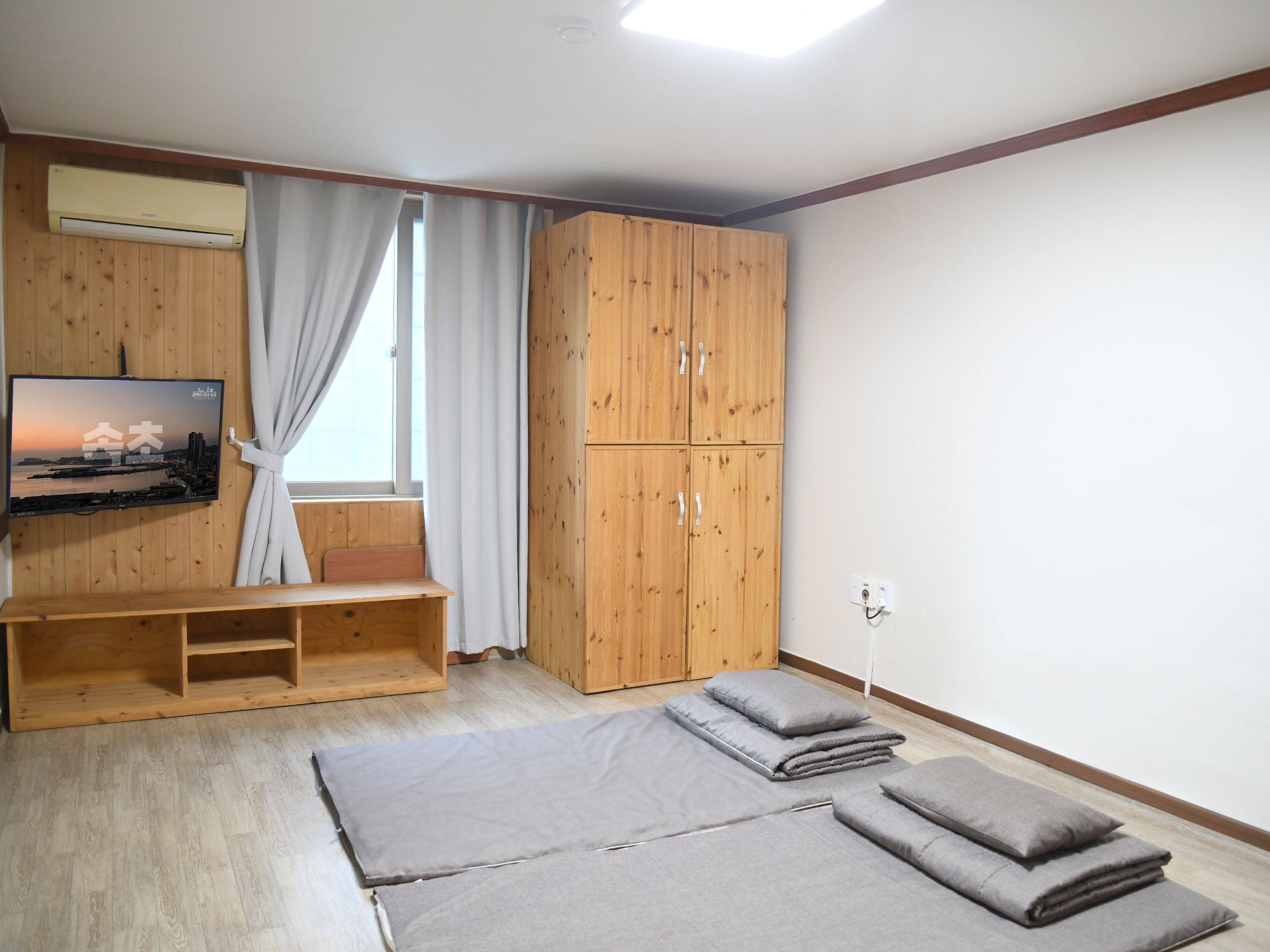 Ropa de cama de alta calidad, sistema de insonorización y wifi gratis 