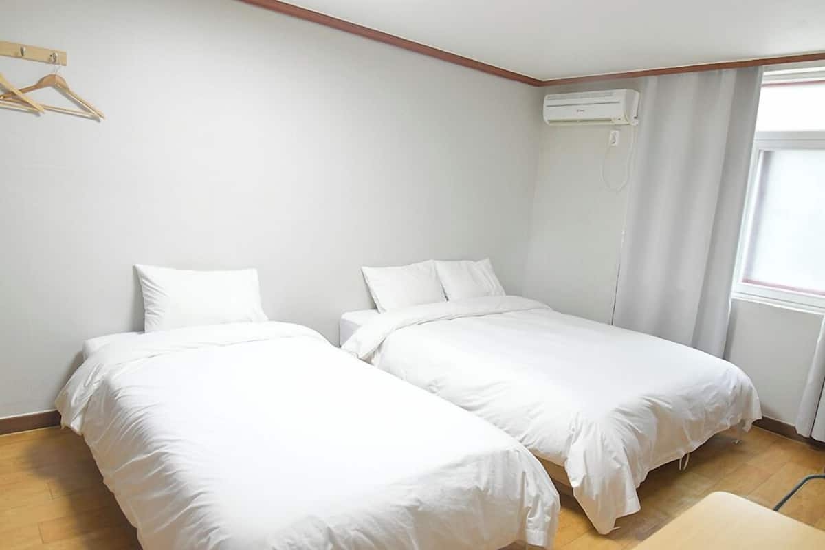 Twin B Room | Bathroom