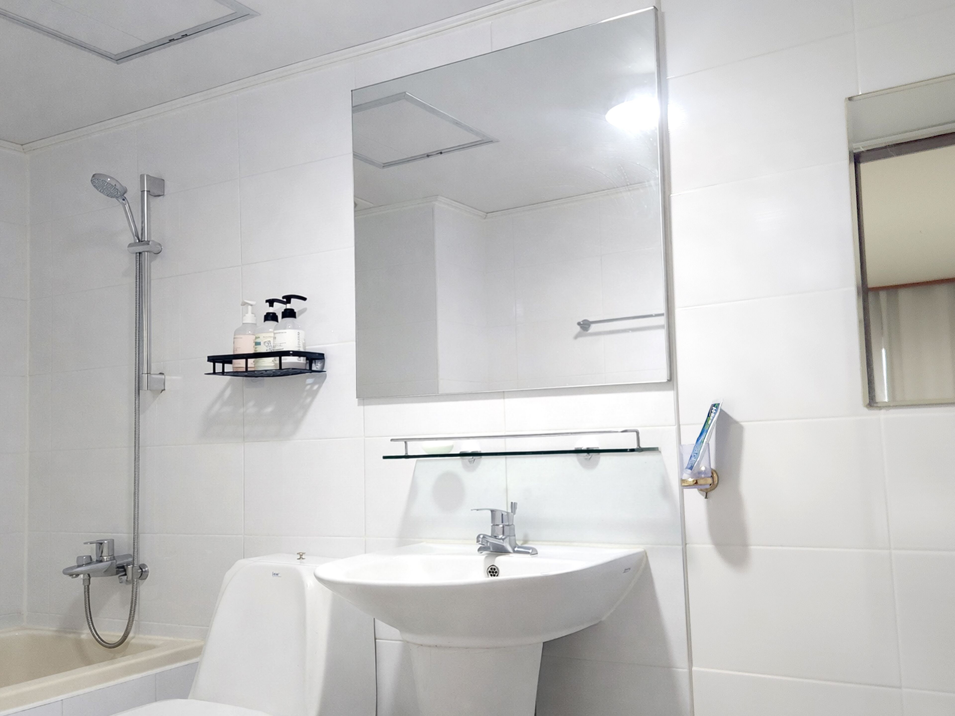 VIP룸 | 욕실 | 무료 세면용품, 헤어드라이어, 슬리퍼, 타월