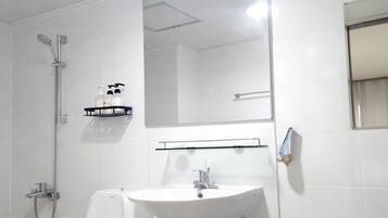 VIP Room | Kamar mandi | Perlengkapan mandi gratis, pengering rambut, sandal, dan handuk