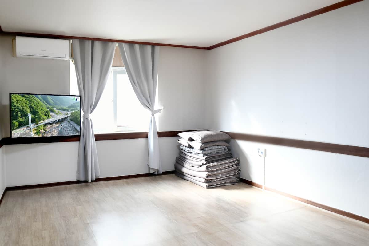 Ropa de cama de alta calidad, sistema de insonorización y wifi gratis