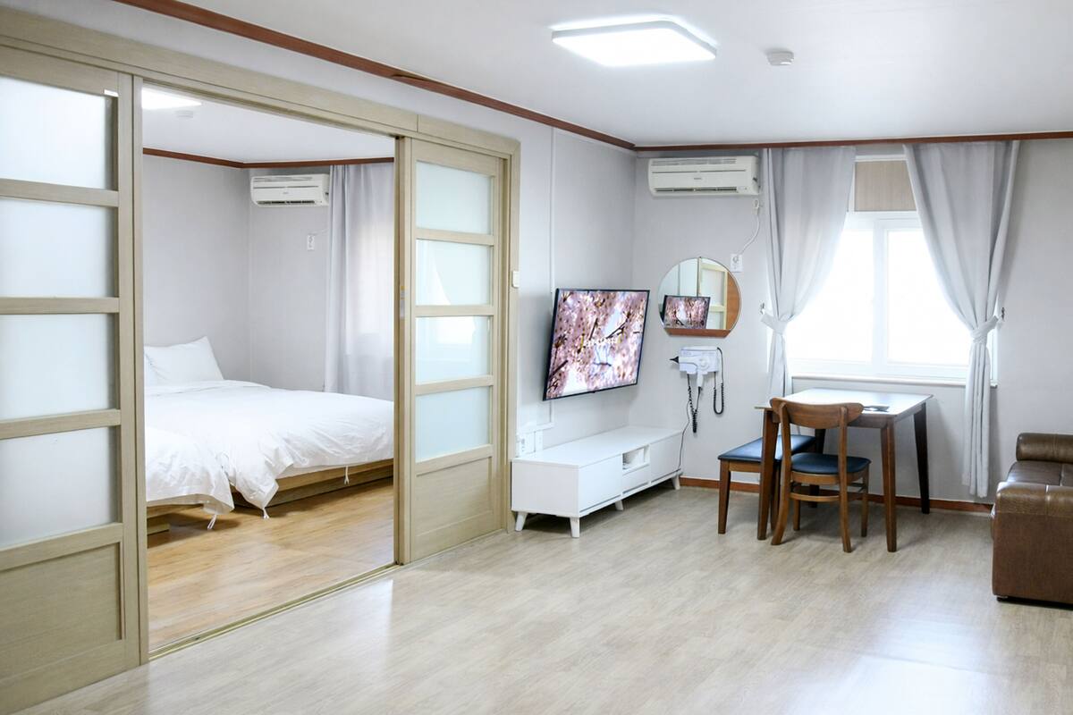 Ropa de cama de alta calidad, sistema de insonorización y wifi gratis