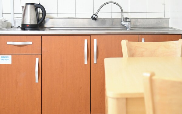 Deluxe Double Room, 1 Bedroom, Non Smoking, Pets Allowed | In-room dining