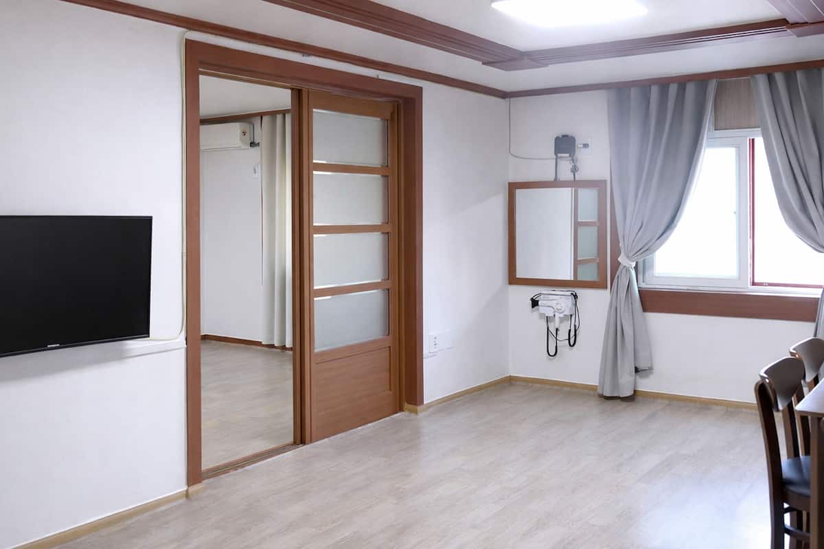 Ropa de cama de alta calidad, sistema de insonorización y wifi gratis