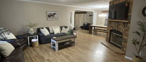 Smart-tv, videospelletjes, een dvd-speler en boeken