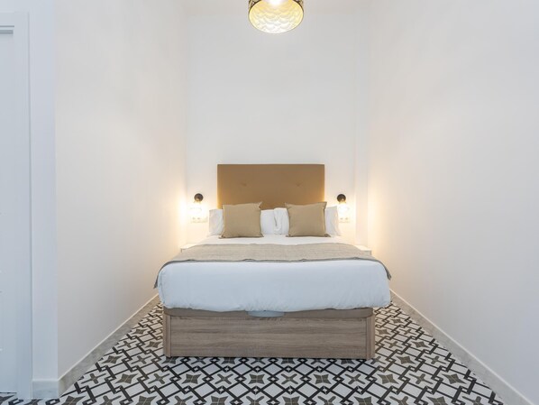 1 habitación, tabla de planchar con plancha y cuna de viaje