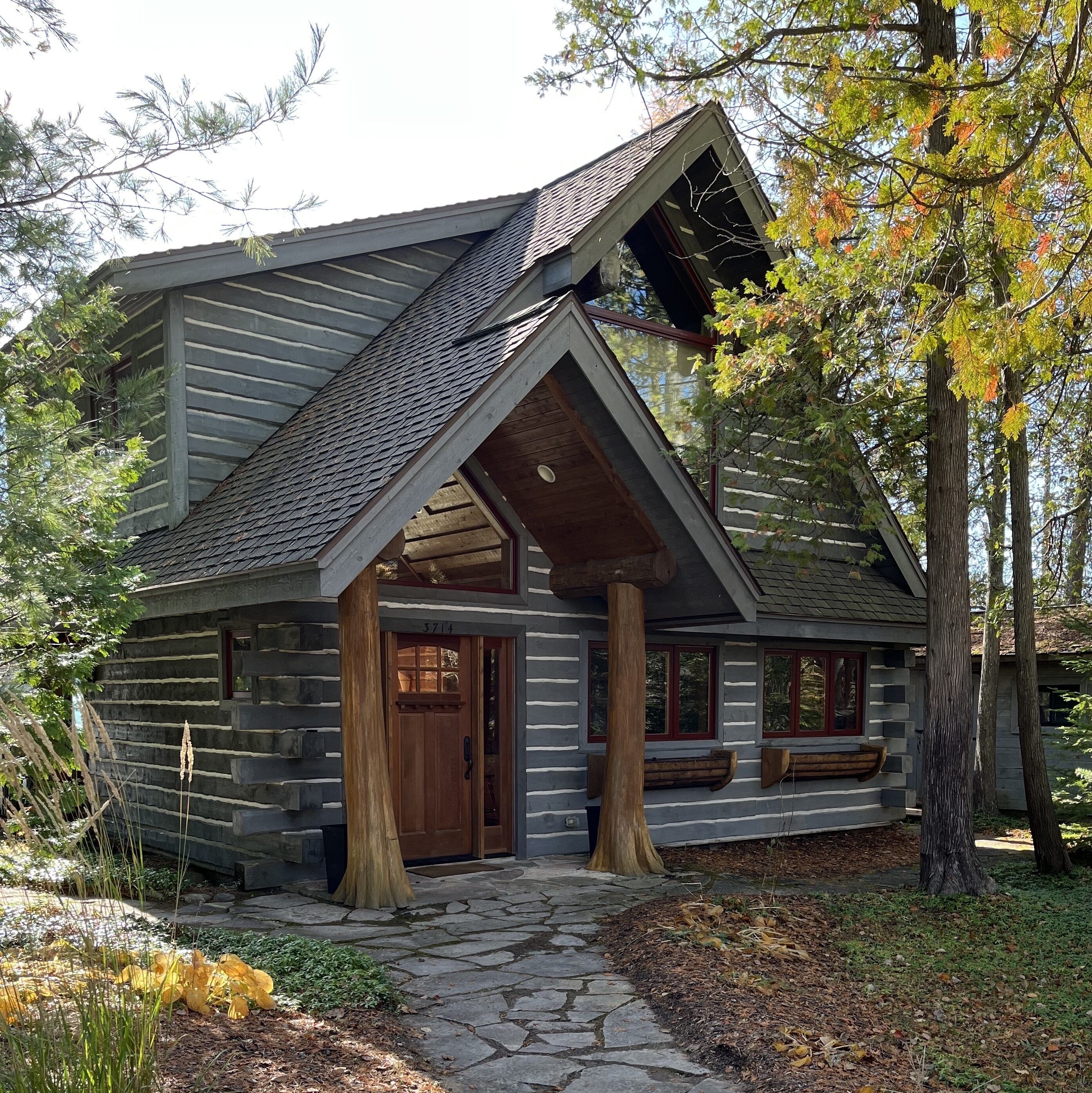 Cozy Cabin in Harbor Springs, Mi, 6 minutes to ski resorts in prime location.