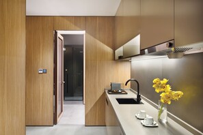 Business Room | 1 bedroom, blackout drapes, soundproofing, iron/ironing board