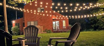 Getaway in the woods, steps from quaint towns