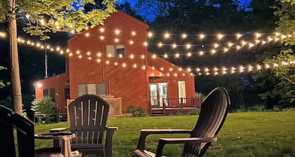 Getaway in the woods, steps from quaint towns