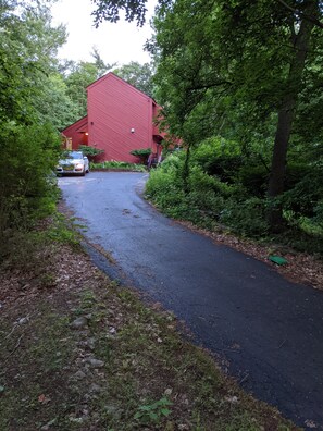 Property grounds - Getaway in the woods, steps from quaint towns (Kingston)