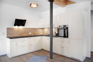 Køleskab, ovn, kogeplade, opvaskemaskine