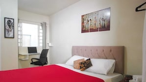 A bedroom with a bed, a desk, and a chair. - Hostel Kaizen (Curitiba)