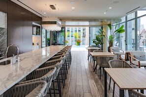 Dining - Upscale River North 1BR w/ Coffee Shop & Gym, nr Lake, by Blueground (Chicago)