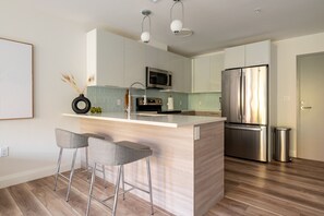 Réfrigérateur, four à micro-ondes, un four, surface de cuisson