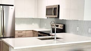 冰箱、微波炉、烤箱、炉灶