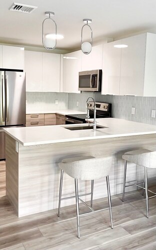 Luxury 2 Bedroom Furnished Apartment in Heart of Quincy